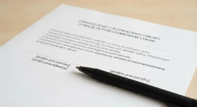 Porozumienie stron o rozwiązaniu umowy o pracę - dokument z podpisami pracownika i pracodawcy omawiający warunki zakończenia współpracy